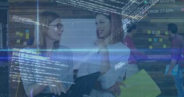 Ofisteki çeşitli iş adamları üzerinde finansal veri işleme animasyonu. Küresel finans, iş, bağlantılar, hesaplama ve veri işleme kavramı dijital olarak oluşturulmuş video.