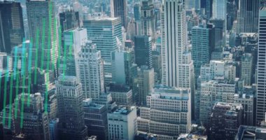 Binalar üzerinde finansal veri işleme animasyonu. Küresel finans, iş, bağlantılar, hesaplama ve veri işleme kavramı dijital olarak oluşturulmuş video.