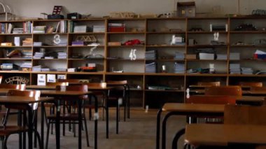 Okuldaki boş sınıfın üzerindeki numaraların animasyonu. Okul, eğitim ve öğrenim konsepti dijital olarak oluşturulmuş video.