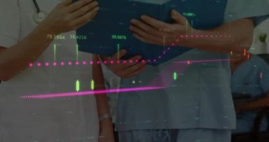 Çeşitli doktorlar üzerinde veri işleme animasyonu. Küresel tıp, bağlantılar, hesaplama ve veri işleme kavramı dijital olarak oluşturulmuş video.