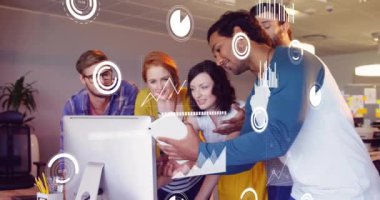 Çeşitli iş adamlarının iş görüşmeleri üzerine veri işleme ve diyagramların animasyonu. Küresel iş ve dijital arayüz kavramı, dijital olarak oluşturulmuş video.