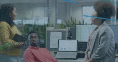 Ofisteki çeşitli iş adamları üzerinde finansal veri işleme animasyonu. Küresel finans, iş, bağlantılar, hesaplama ve veri işleme kavramı dijital olarak oluşturulmuş video.