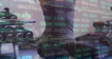 Beyazların spor salonunda egzersiz yapan kadınlar için finansal veri işleme animasyonu. Küresel spor, iş, bağlantılar, hesaplama ve veri işleme kavramı dijital olarak oluşturulmuş video.