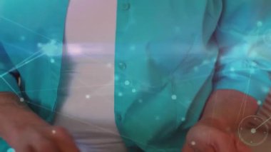 Kafkasyalı bir kadının laptopla ödeme yapması üzerinden bağlantı ağı animasyonu. Küresel finans, iş, bağlantılar, hesaplama ve veri işleme kavramı dijital olarak oluşturulmuş video.