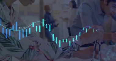 Ofisteki çeşitli iş adamları üzerinde finansal veri işleme animasyonu. Küresel finans, iş, bağlantılar, hesaplama ve veri işleme kavramı dijital olarak oluşturulmuş video.