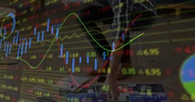 Kafkas işadamının ofisindeki finansal veri işleme animasyonu. Küresel finans, iş, bağlantılar, hesaplama ve veri işleme kavramı dijital olarak oluşturulmuş video.