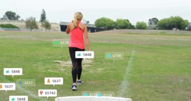 Spor sahasındaki beyaz kadın hakkında sosyal medya bildirimlerinin animasyonu. Spor, fitness, rekabet, sosyal ağ, dijital arayüz, internet ve iletişim, dijital olarak oluşturulmuş video.