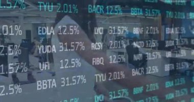 Ofisteki çeşitli iş adamları üzerinde finansal veri işleme animasyonu. Küresel finans, iş, bağlantılar, hesaplama ve veri işleme kavramı dijital olarak oluşturulmuş video.