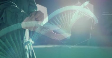 Hastanede eldiven takan erkek cerrah üzerindeki DNA ipliği ve veri işleme animasyonu. Küresel tıp, sağlık, bağlantılar, hesaplama ve veri işleme kavramı dijital olarak oluşturulmuş video.