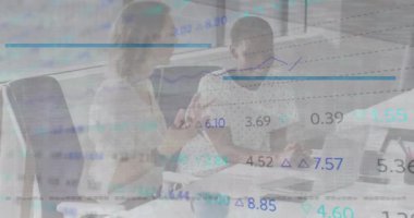 Ofisteki çeşitli iş adamları üzerinde finansal veri işleme animasyonu. Küresel finans, iş, bağlantılar, hesaplama ve veri işleme kavramı dijital olarak oluşturulmuş video.