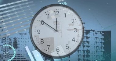 Şehir manzarası üzerinde saat ile diyagramlar ve veri işleme animasyonları. Küresel iş, zaman ve dijital arayüz kavramı, dijital olarak oluşturulmuş video.