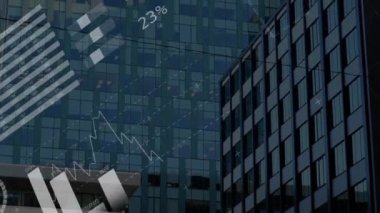 Belediye binaları üzerinde finansal veri işleme animasyonu. Küresel finans, iş, bağlantılar, hesaplama ve veri işleme kavramı dijital olarak oluşturulmuş video.