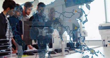 Veri işleme animasyonu ve dünya haritası farklı iş adamlarının iş görüşmesi üzerine. Küresel iş ve dijital arayüz kavramı, dijital olarak oluşturulmuş video.