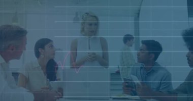 Ofisteki çeşitli iş adamları üzerinde finansal veri işleme animasyonu. Küresel finans, iş, bağlantılar, hesaplama ve veri işleme kavramı dijital olarak oluşturulmuş video.