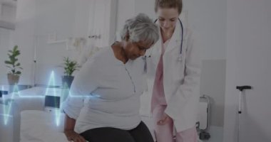 Farklı kadın doktorların yaşlı hastalara yardım etmesi üzerine kalp atışı monitörü animasyonu. Veri, tıbbi, sağlık, teknoloji, hastane, dijital arayüz ve iletişim, dijital olarak oluşturulmuş video.