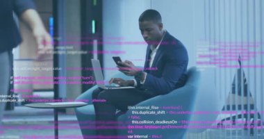 Afro-Amerikan iş adamının akıllı telefon kullanarak veri işleme animasyonu. Küresel finans, iş, bağlantılar, hesaplama ve veri işleme kavramı dijital olarak oluşturulmuş video.