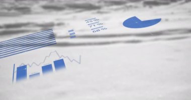 Bulutların üzerinde işlenen finansal verilerin animasyonu. Küresel finans, iş, bağlantılar, hesaplama ve veri işleme kavramı dijital olarak oluşturulmuş video.