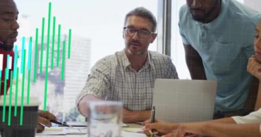 Ofisteki çeşitli iş adamları üzerinde finansal veri işleme animasyonu. Küresel finans, iş, bağlantılar, hesaplama ve veri işleme kavramı dijital olarak oluşturulmuş video.