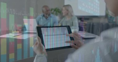 Ofisteki çeşitli iş adamları üzerinde finansal veri işleme animasyonu. Küresel finans, iş, bağlantılar, hesaplama ve veri işleme kavramı dijital olarak oluşturulmuş video.