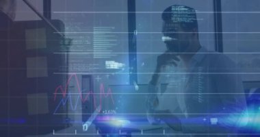 Kafkasyalı işadamının not tutması üzerine finansal veri işleme animasyonu. Küresel iş, finans, iletişim, bilgisayar ve dijital arayüz kavramı dijital olarak oluşturuldu.