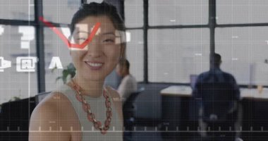 Ofisteki çeşitli iş adamları üzerinde finansal veri işleme animasyonu. Küresel finans, iş, bağlantılar, hesaplama ve veri işleme kavramı dijital olarak oluşturulmuş video.