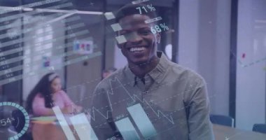 Gülümseyen Afro-Amerikan iş adamı için finansal veri işleme animasyonu. Küresel finans, iş, bağlantılar, hesaplama ve veri işleme kavramı dijital olarak oluşturulmuş video.