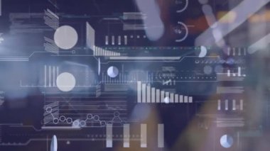 Geceleyin Bokeh City caddesinde haritalar ve grafikler üzerinde veri işleme animasyonu. Ağ, veri, iş, finans, dijital arayüz ve iletişim, dijital olarak oluşturulmuş video.