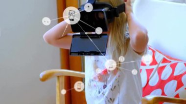 Video kulaklıklı beyaz bir kız üzerindeki ikonlarla olan bağlantıların animasyonu. Küresel teknoloji, bağlantılar, hesaplama ve veri işleme kavramı dijital olarak oluşturulmuş video.