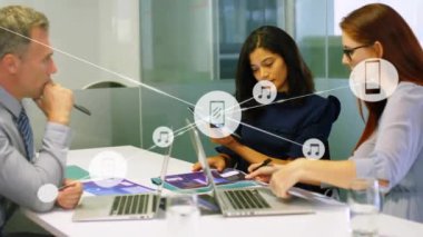 Muhtelif iş adamlarının ofiste iş görüşmesi üzerine bağlantı ağının animasyonu. Küresel iş ve dijital arayüz kavramı, dijital olarak oluşturulmuş video.