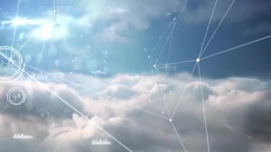 Veri işleme ve bulutlar üzerindeki bağlantı ağının animasyonu. Küresel iş, finans, bağlantılar, bulut hesaplama ve veri işleme kavramı dijital olarak oluşturulmuş video.