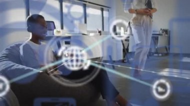 Afrika kökenli Amerikalı iş kadınlarının ofisdeki bağlantılarının animasyonu. Küresel finans, iş, bağlantılar, hesaplama ve veri işleme kavramı dijital olarak oluşturulmuş video.