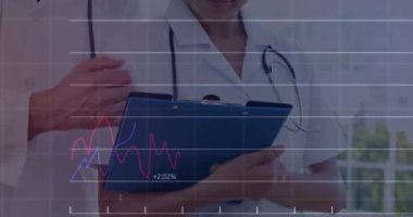 Çeşitli doktorlar üzerinde veri işleme animasyonu. Küresel tıp, bağlantılar, hesaplama ve veri işleme kavramı dijital olarak oluşturulmuş video.