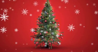 Kırmızı arka planda noel ağacının üzerinde fotokopi alanı olan kırmızı afiş animasyonu. Noel, şenlik, kutlama ve gelenek konsepti dijital olarak oluşturuldu.