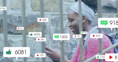 Akıllı telefon kullanan Afrikalı Amerikalı bir kadın üzerinde sosyal medya veri işleme animasyonu. Dijital olarak oluşturulmuş küresel sosyal medya, bağlantılar, hesaplama ve veri işleme kavramı.