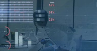 Bilgisayarla Afro-Amerikan iş adamının finansal veri işleme animasyonu. Küresel iş, finans, iletişim, bilgisayar ve dijital arayüz kavramı dijital olarak oluşturuldu.