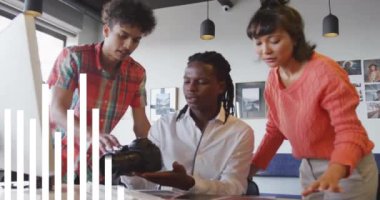 Muhtelif meslektaşların ofiste iş görüşmesi üzerine veri işleme animasyonu. İş, iletişim, teknoloji, bilgisayar ve dijital arayüz kavramı dijital olarak oluşturulmuş video.