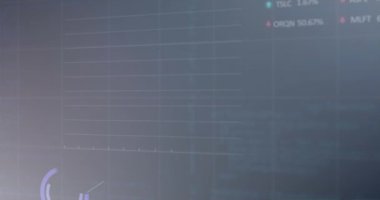 Karanlık arka planda finansal veri işleme animasyonu. Küresel iş, bağlantılar, hesaplama ve veri işleme kavramı dijital olarak oluşturulmuş video.