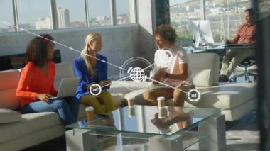 Ofisteki çeşitli iş adamlarıyla olan bağlantıların animasyonu. Küresel finans, iş, bağlantılar, hesaplama ve veri işleme kavramı dijital olarak oluşturulmuş video.