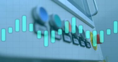 Atölyedeki el işletim makinelerinin üzerinde mavi grafik işleme animasyonu. Bağlantı, ağ, veri, iş, ekipman ve imalat, dijital olarak oluşturulmuş video.