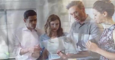 Ofisteki çeşitli iş adamlarının üzerinden geçen meşgul insanların animasyonu. Küresel finans, iş, bağlantılar, hesaplama ve veri işleme kavramı dijital olarak oluşturulmuş video.