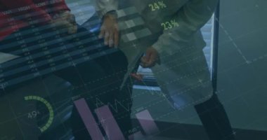 Beyaz erkek doktor ve kadın hasta arasındaki finansal veri işleme animasyonu. Küresel tıp, işletme, bağlantılar, hesaplama ve veri işleme kavramı dijital olarak oluşturulmuş video.