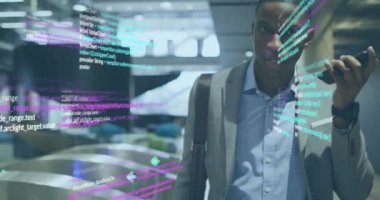 Afro-Amerikan iş adamının akıllı telefondan konuşup yürümesi üzerine veri işleme animasyonu. Veri, ağlar, dijital arayüz, iş, kolaylık ve iletişim, dijital olarak oluşturulmuş video.