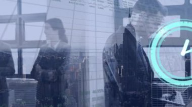 Ofiste dizüstü bilgisayar kullanan Kafkasyalı mutlu iş adamının grafikleri ve verilerinin animasyonu. Veri, iş, finans, dijital arayüz ve iletişim, dijital olarak oluşturulmuş video.