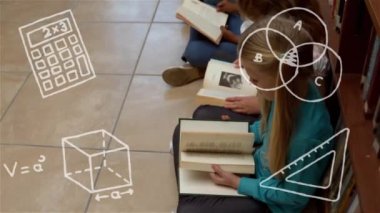 Okul eşyalarının animasyonları kitap okuyan çeşitli okul çocukları üzerinde. Küresel eğitim ve dijital arayüz kavramı, dijital olarak oluşturulmuş video.