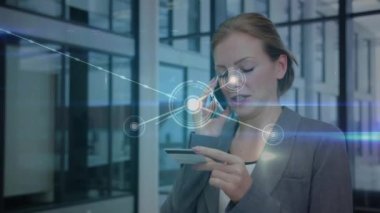 Beyaz kadın üzerinden telefon kartıyla ödeme yapan bağlantıların animasyonu. Küresel finans, iş, bağlantılar, hesaplama ve veri işleme kavramı dijital olarak oluşturulmuş video.