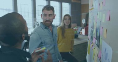 Ofisteki çeşitli iş adamları üzerinde finansal veri işleme animasyonu. Küresel finans, iş, bağlantılar, hesaplama ve veri işleme kavramı dijital olarak oluşturulmuş video.