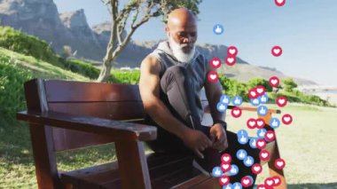 Sosyal medya simgelerinin animasyonu, kıdemli Afro-Amerikan bir adamın kürsüde oturması üzerine. Yaşam tarzı, iletişim, sosyal medya ve dijital arayüz konsepti dijital olarak oluşturulmuş video.