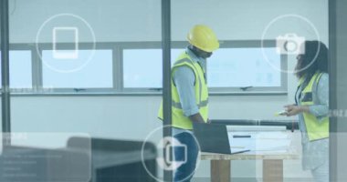 Yeleklerdeki çeşitli mühendisler üzerinde veri işleme animasyonu. Küresel iş, bağlantılar, hesaplama ve veri işleme kavramı dijital olarak oluşturulmuş video.