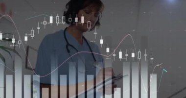 Beyaz kadın doktor üzerinden finansal veri işleme animasyonu. Küresel tıp, işletme, bağlantılar, hesaplama ve veri işleme kavramı dijital olarak oluşturulmuş video.