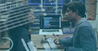 Ofisteki çeşitli iş adamları üzerinde finansal veri işleme animasyonu. Küresel finans, iş, bağlantılar, hesaplama ve veri işleme kavramı dijital olarak oluşturulmuş video.